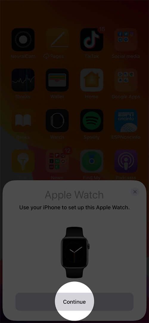 Trykk på Fortsett på iPhone for å sette opp Apple Watch