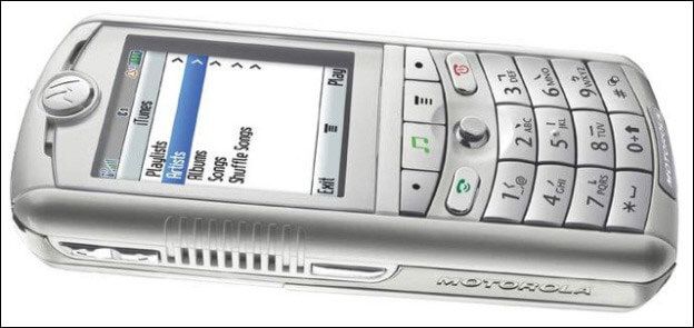 Apple a Motorola uvádí na trh telefon ROKR E1