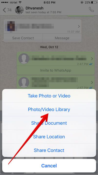 Toque em Biblioteca de vídeos de fotos no WhatsApp do iPhone