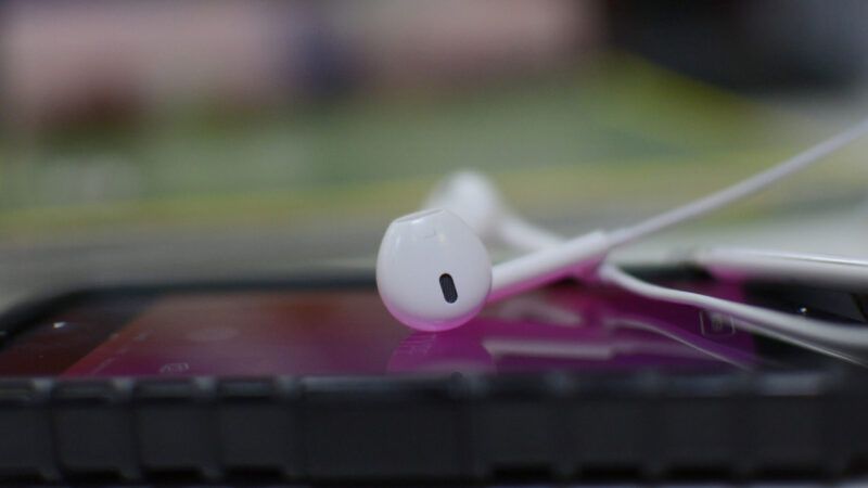 Słuchawki iPhone'a czy AirPods grają tylko jednym uchem? Jak to naprawić