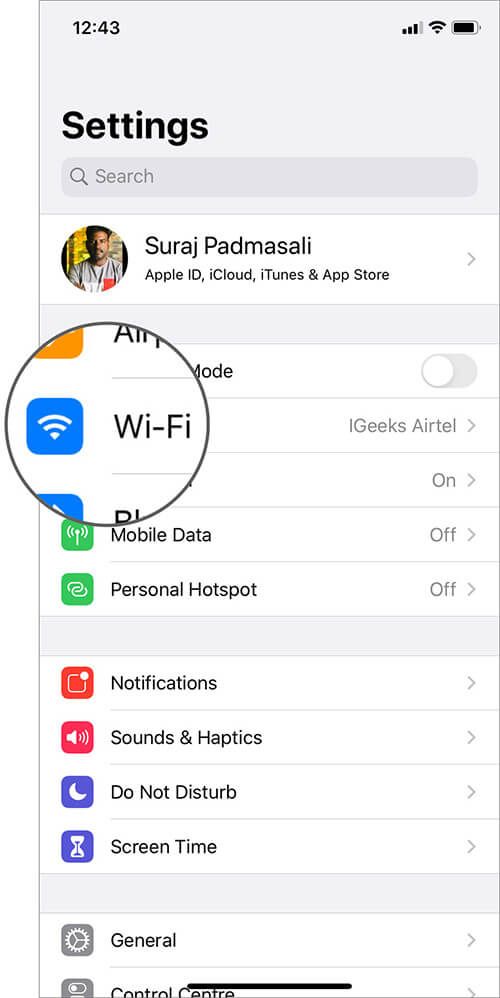 Trykk på Wi-Fi i Innstillinger-appen på iPhone