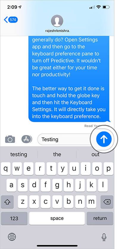 Appuyez et maintenez le bouton fléché dans iMessage sur iPhone